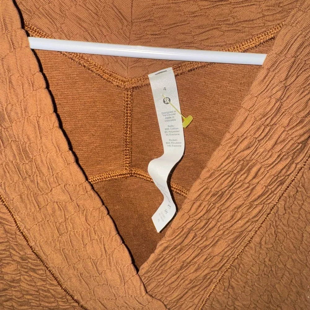 Lululemon rippled V-Neck Top - Picture 3 of 4